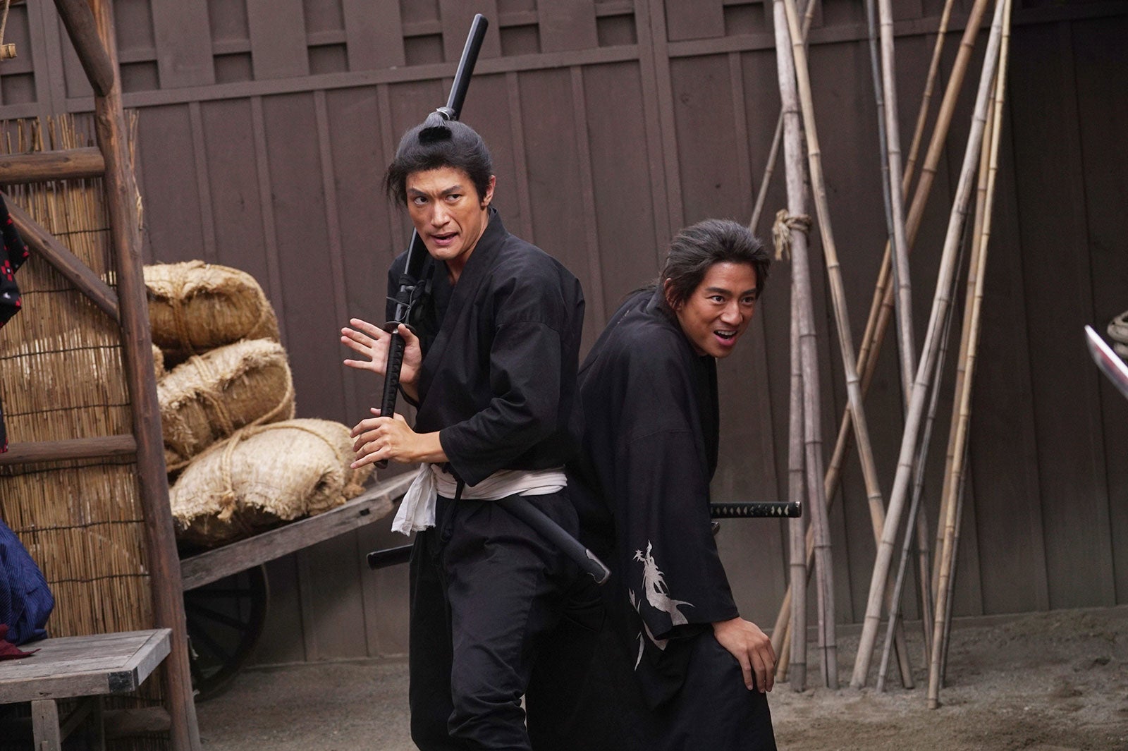 三浦春馬さん、三浦翔平と鬼気迫る表情 主演映画「天外者」場面カット解禁