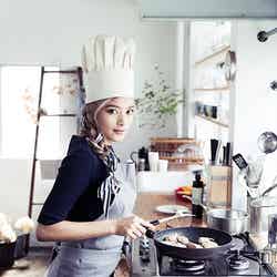 初のレシピBOOK「Rola’s Kitchen」を発売するローラ（画像提供：エムオン・エンタテインメント）【モデルプレス】