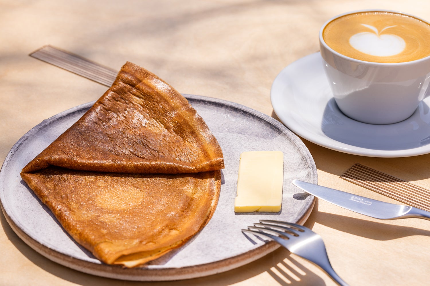 軽井沢ハルニレテラスにクレープ店「ヒュッゲ バイ オーシー」味わい深いシュガーバタークレープ提供