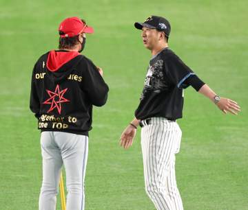 日本ハム・新庄監督が阪神・藤川監督と異例の長時間談笑「大好きな後輩なんで」2人きりで何を話した？特注の金色バットを持って肩叩く→藤川監督が大爆笑