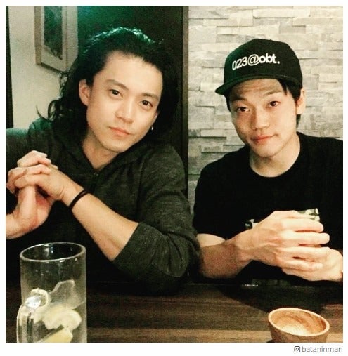 小栗旬から誕生日祝福のおばたのお兄さん、プライベート2ショット披露「全然顔似てねぇや」