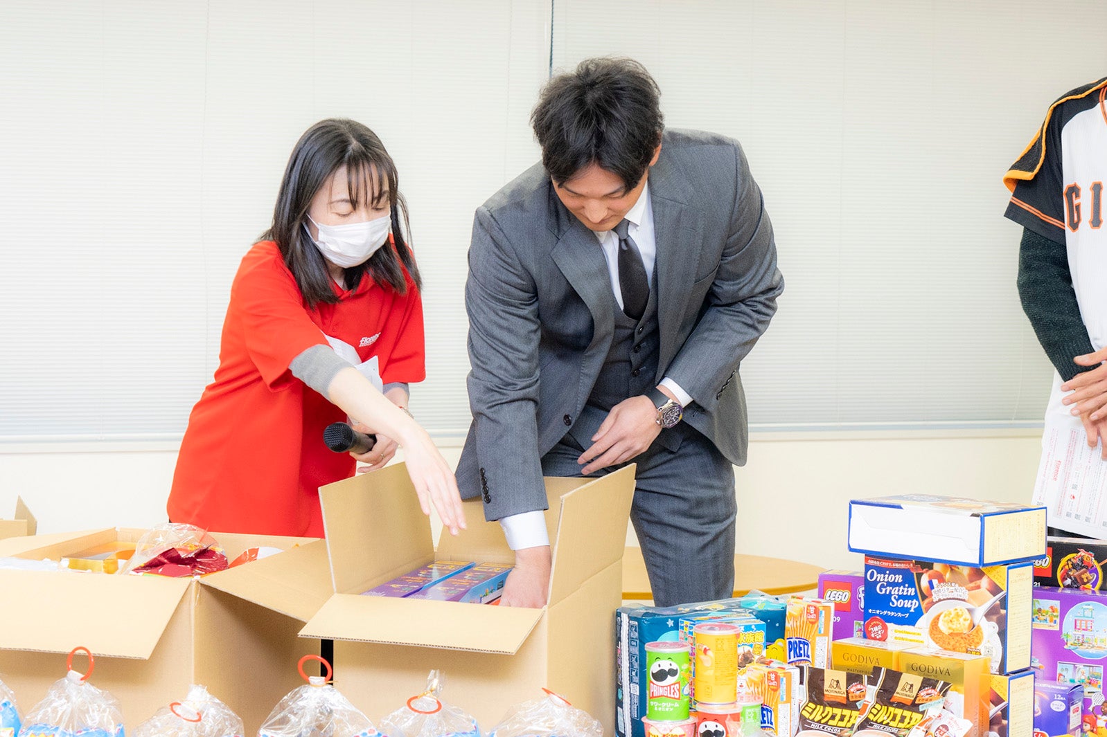 赤坂緑氏、吉川尚輝選手（C）読売巨人軍