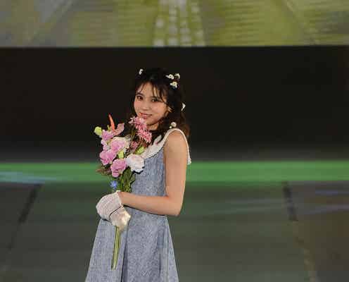 櫻坂46小林由依、花束から笑顔チラリ ガーリースタイルがお似合い<GirlsAward 2023 S/S>