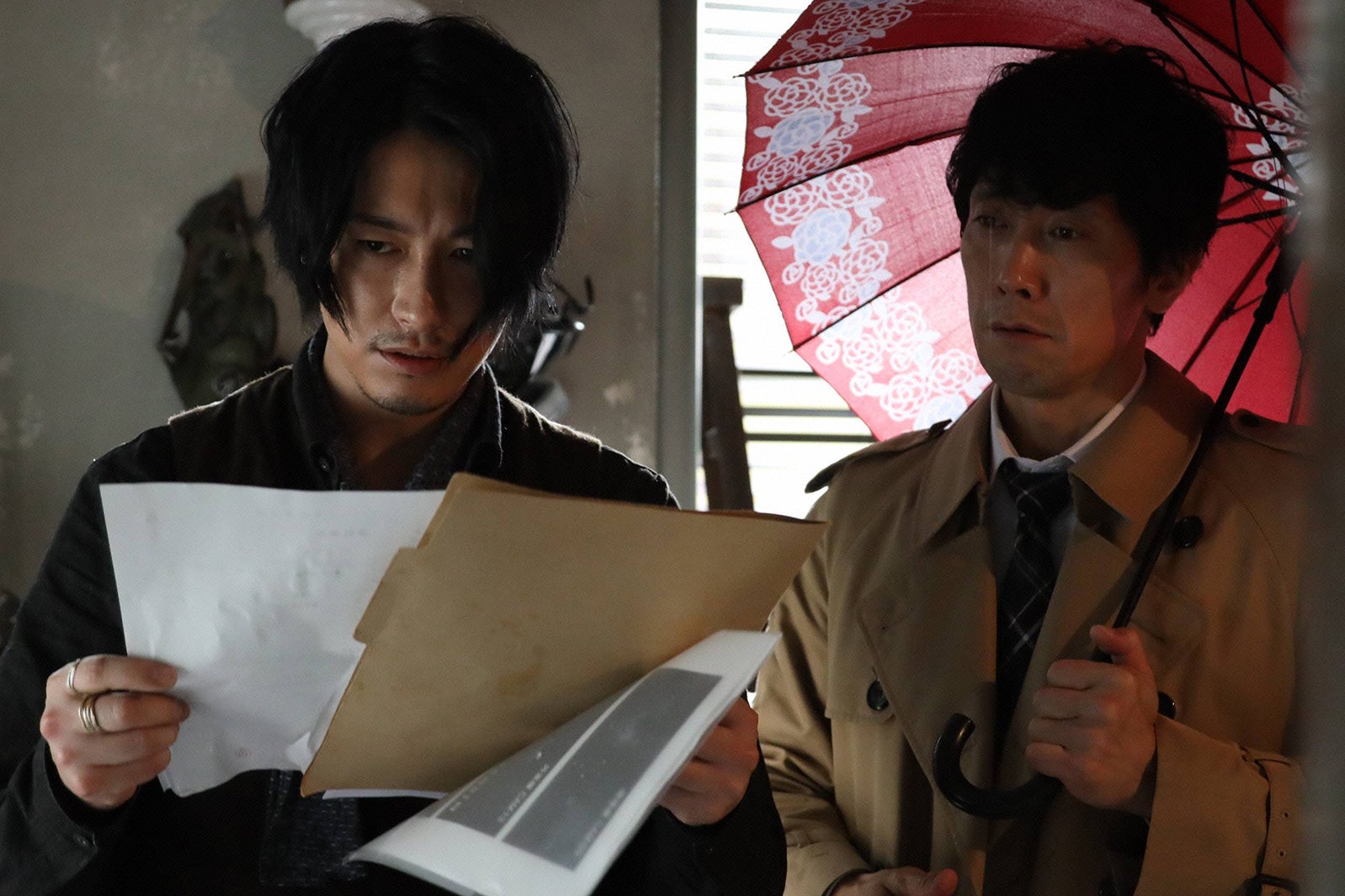 ディーン・フジオカ、佐々木蔵之介／「シャーロック」第1話より（C）フジテレビ