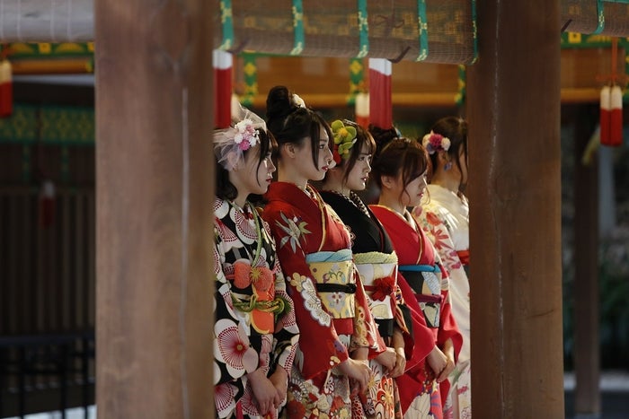 ご祈祷を受けるメンバー(提供写真)