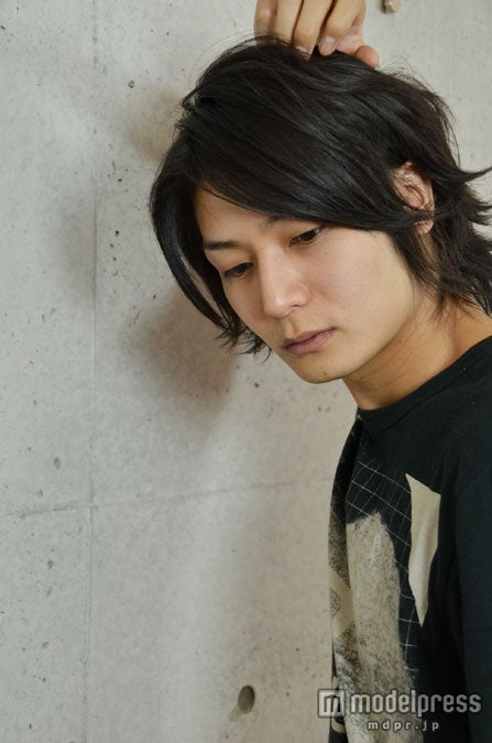 クールな流し目に思わずドキッ。