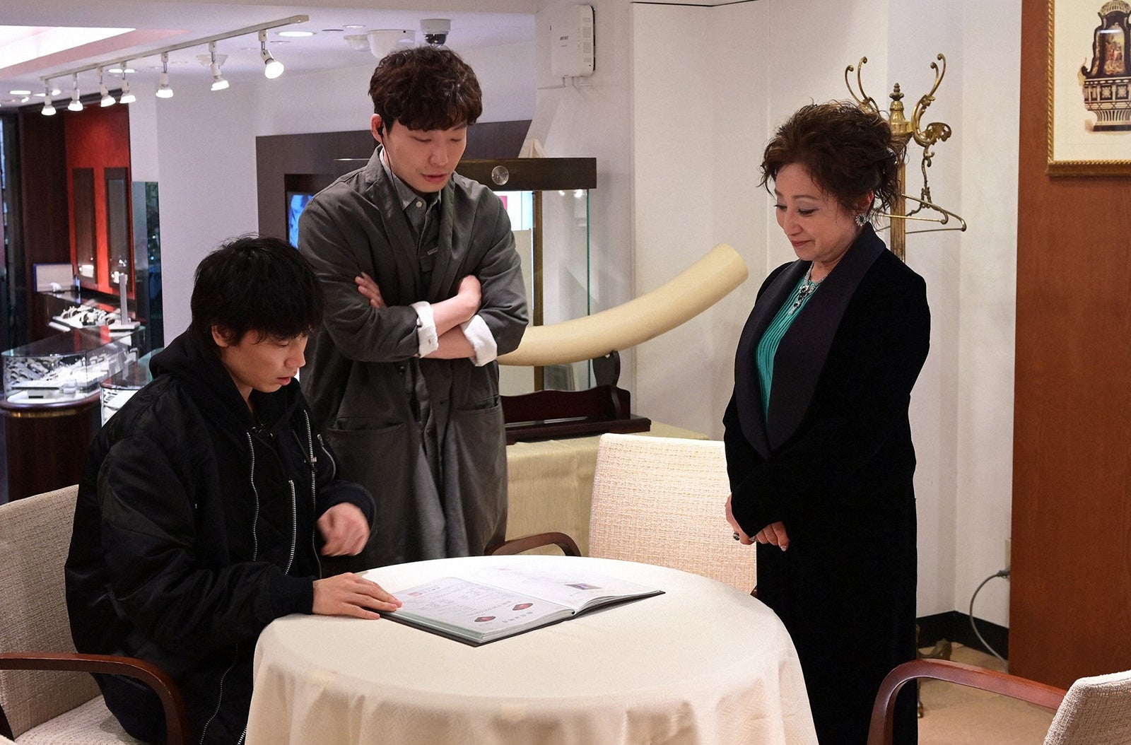 （左）綾野剛、（中央）星野源／「MIU404」第4話より（C）TBS