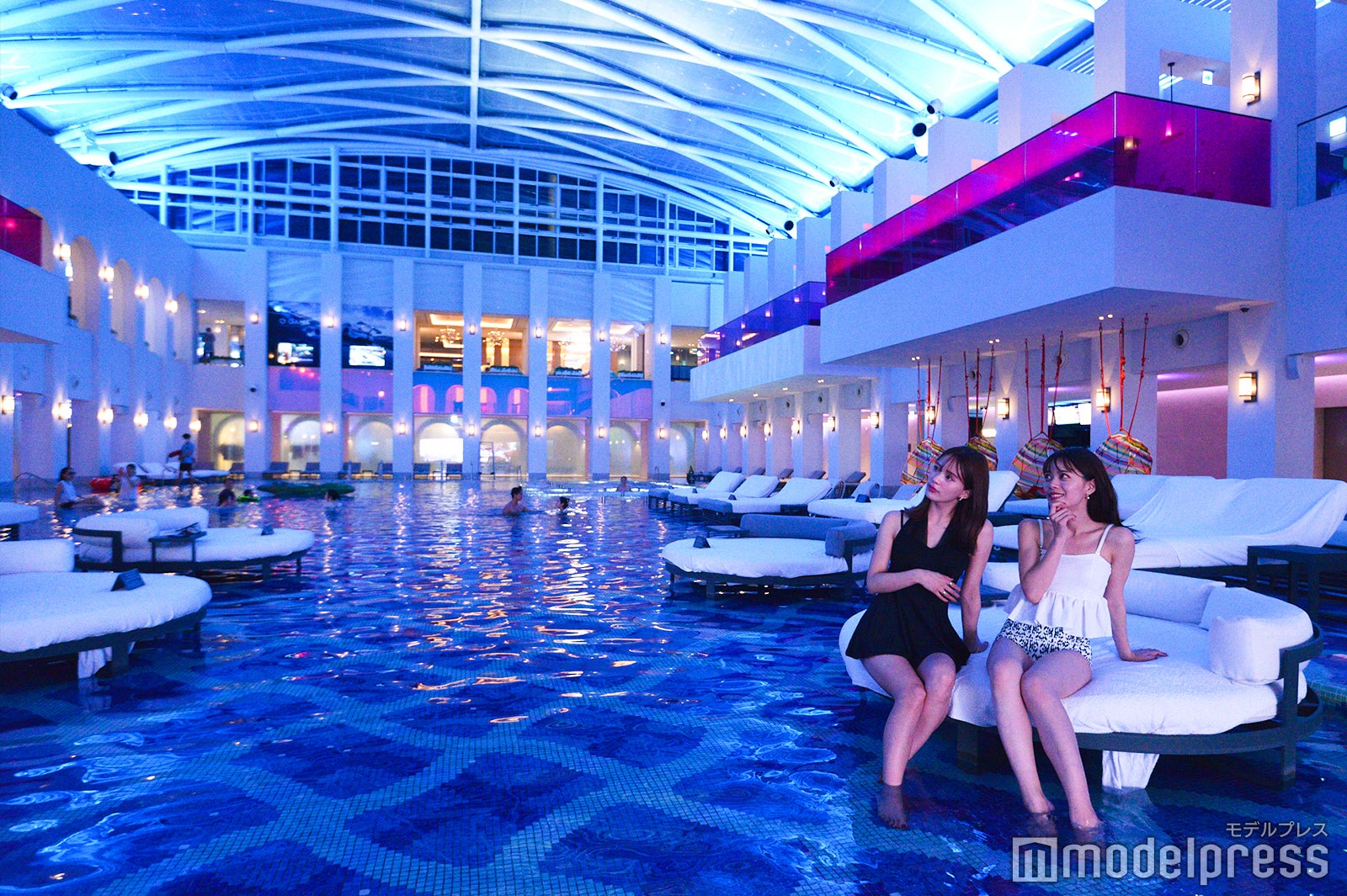 ラグジュアリーなインドアプール（C）モデルプレス