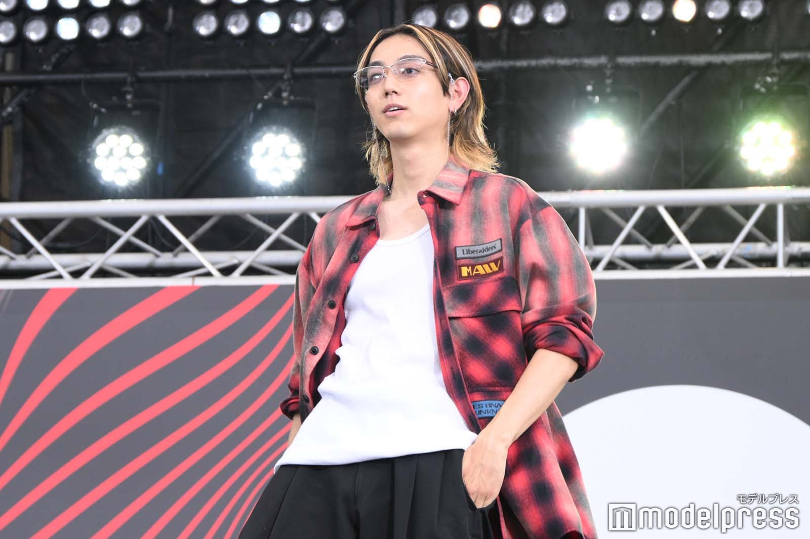 高橋文哉のジェスチャーをする駒木根葵汰（C）モデルプレス