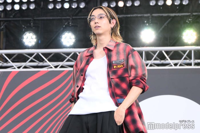 高橋文哉のジェスチャーをする駒木根葵汰(C)モデルプレス