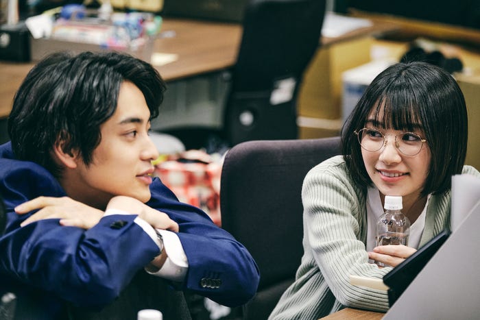 鈴木志遠、白石優愛「恋愛ドラマな恋がしたい~Kiss me like a princess~」第1話(C)AbemaTV, Inc.