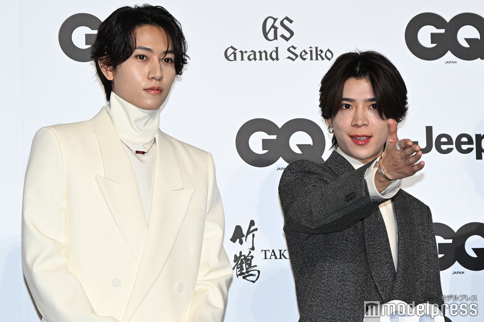 橋本将生に目線の位置を教える松島聡（C）モデルプレス