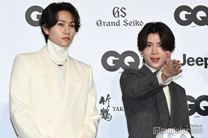 橋本将生に目線の位置を教える松島聡(C)モデルプレス