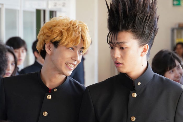 賀来賢人・伊藤健太郎/「今日から俺は!!」第1話より(C)日本テレビ