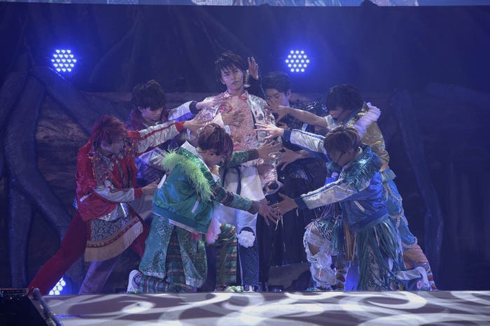 超特急/「BULLET TRAIN CHRISTMAS ONEMAN SHOW 2016 愛す。in Wonder Land 」より(写真提供:SDR)