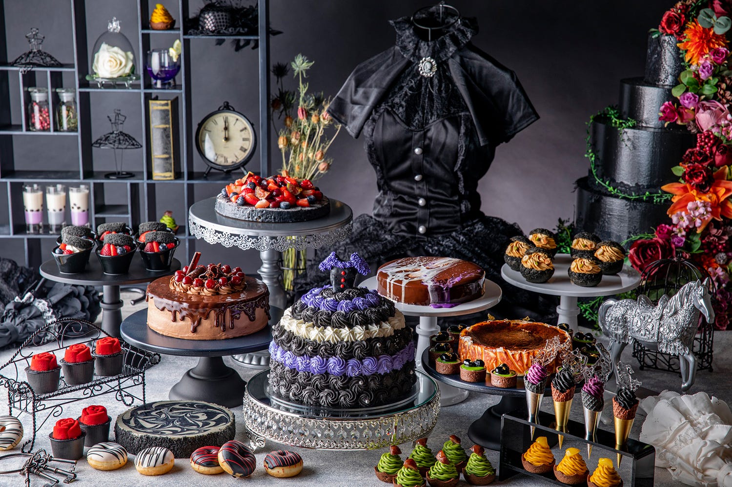 漆黒のデザートビュッフェ、ヒルトン名古屋で開催 可愛さを潜ませた「スイーツ・イン・ブラック」の世界