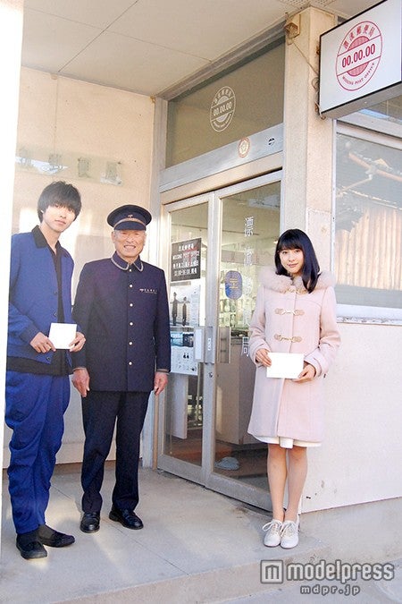 漂流郵便局を訪問（C）2015「orange」製作委員会 （C）高野苺／双葉社