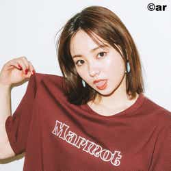 モデルプレス - 今泉佑唯“Tシャツ30着”着こなす 笑顔から美背中まで魅力たっぷり