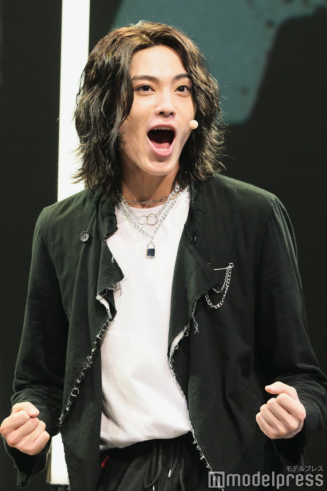 「おー！」の掛け声をする佐藤龍我（C）モデルプレス