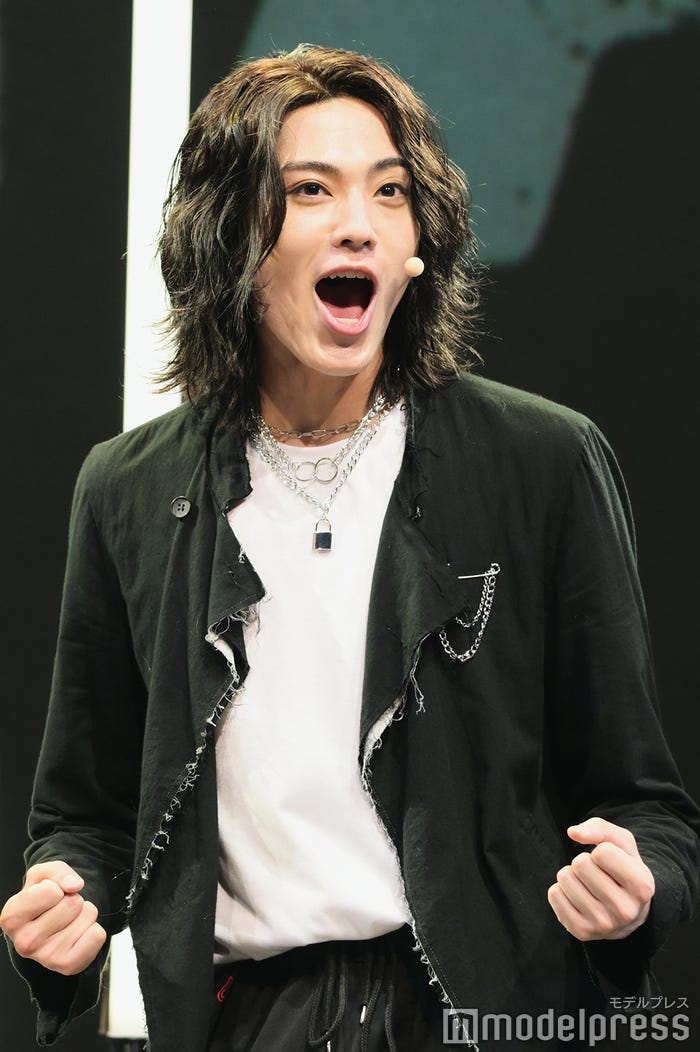 「おー!」の掛け声をする佐藤龍我(C)モデルプレス