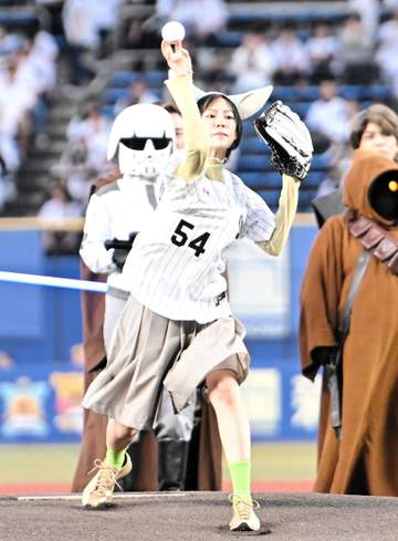 ロッテ 恒松祐里が自身初の始球式 グローグーの耳カチューシャで登板 ノーバンならずも力強い投球披露