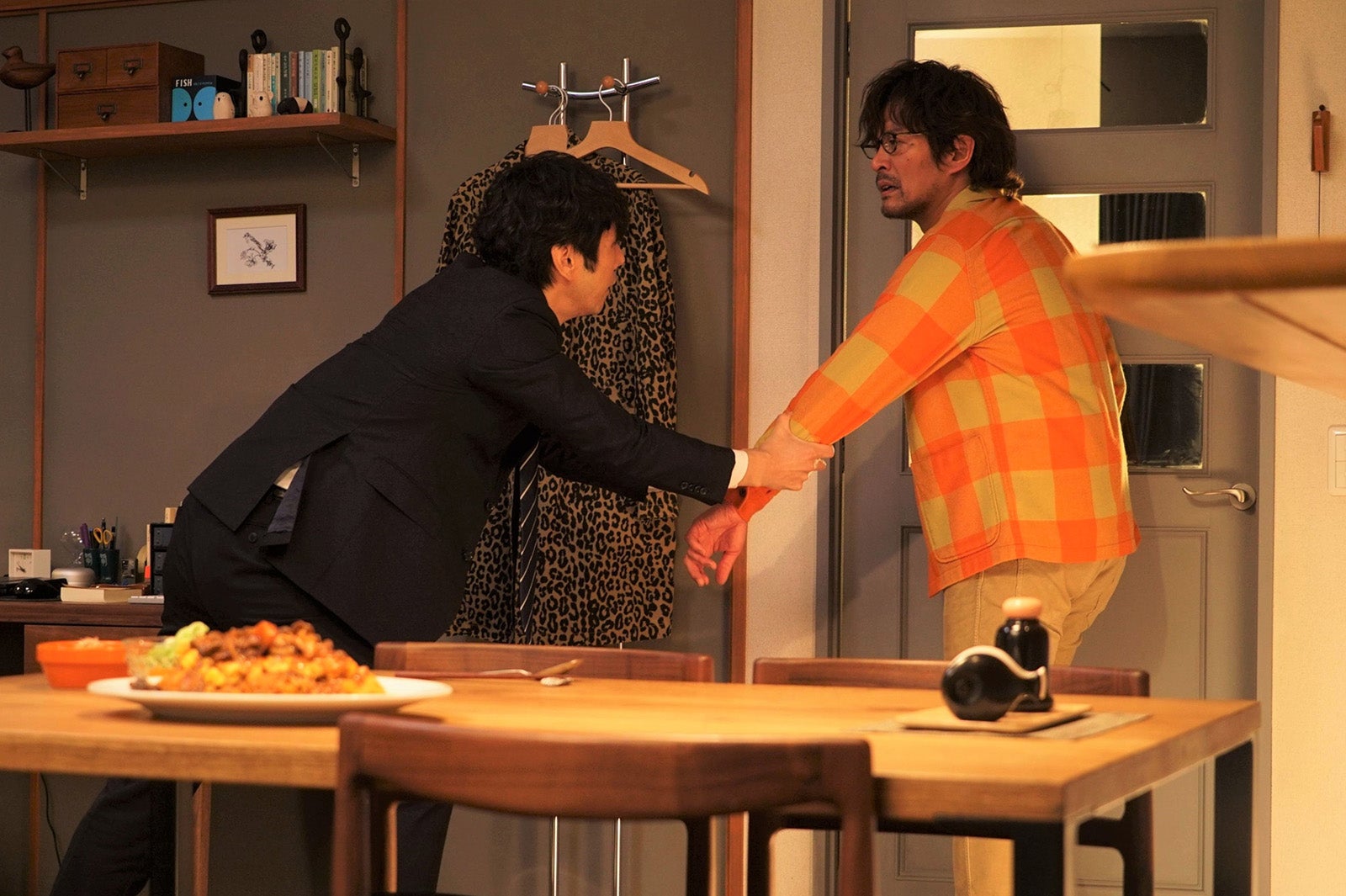 西島秀俊、内野聖陽／第3章より（C）テレビ東京