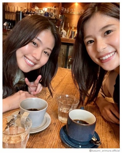 有村架純、芳根京子と「顎のほくろが一緒」仲良し2ショットに「女神が2人」「眼福」の声