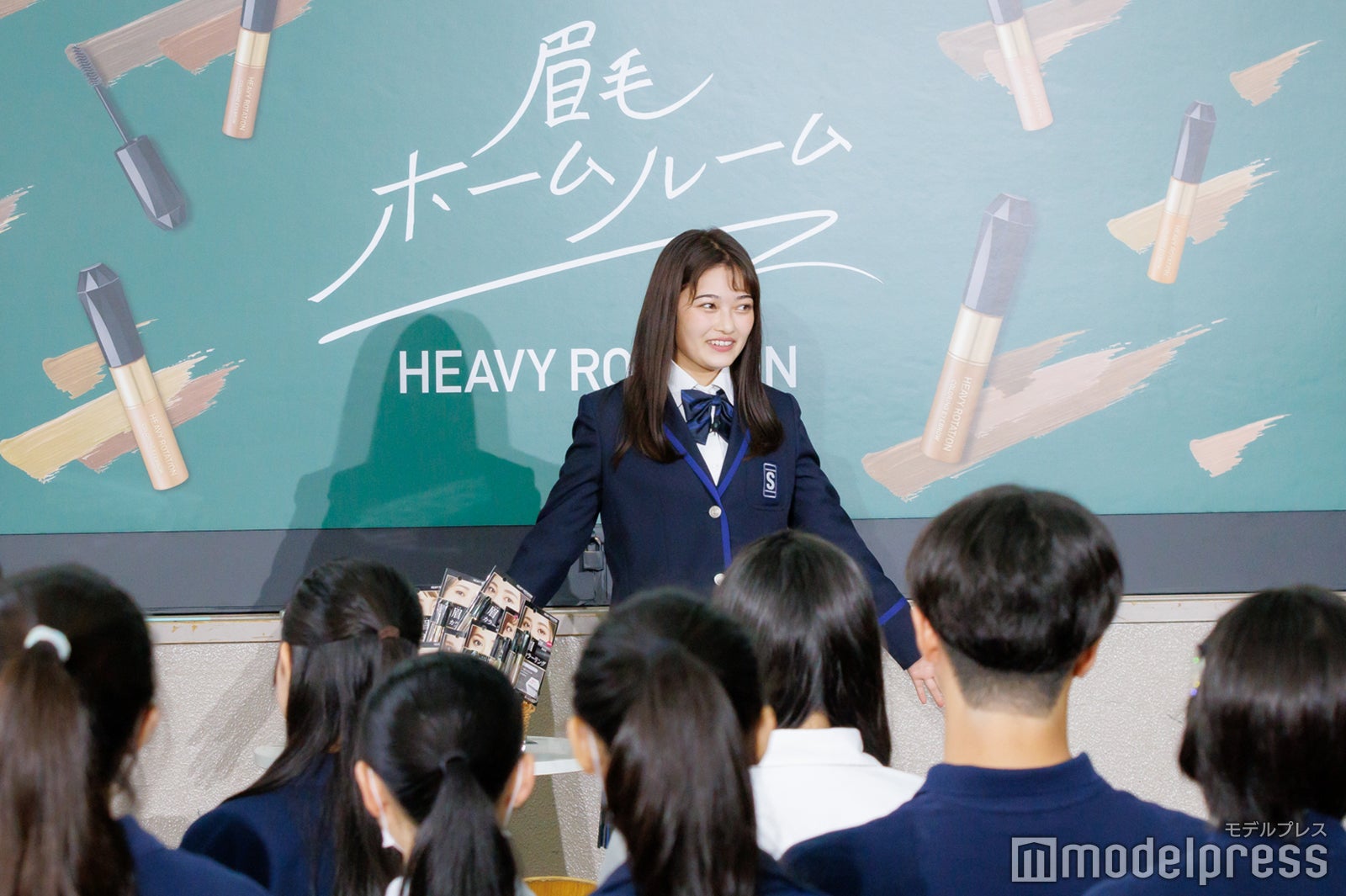 高校生へ授業をする井上咲楽（C）モデルプレス