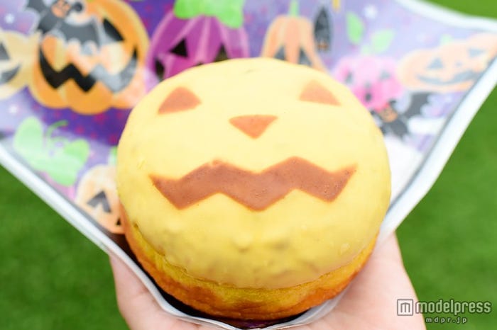 ボリューム感のあるパンプキンクリームドーナツ