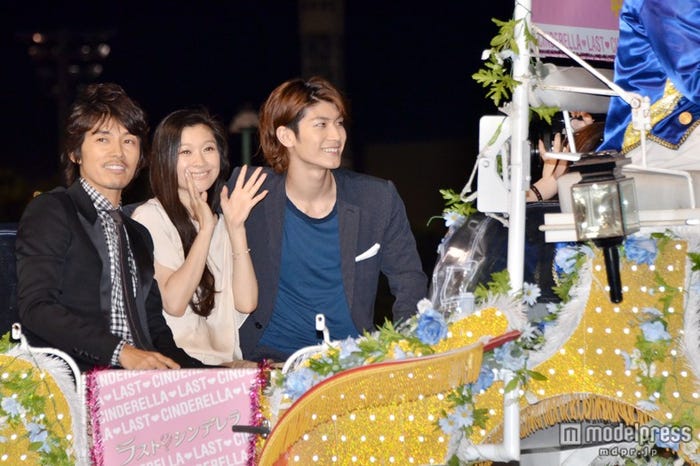 馬車に乗って登場した(左から)藤木直人、篠原涼子、三浦春馬