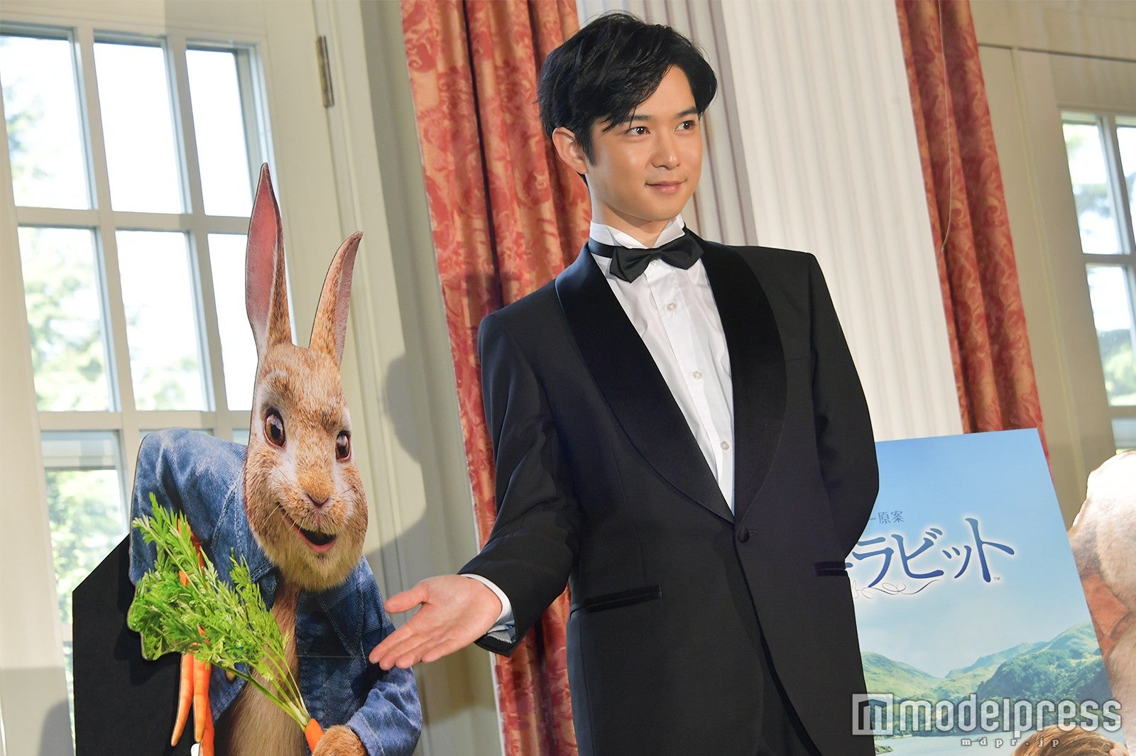 執事感あるポーズ／千葉雄大 （C）モデルプレス