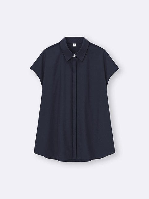 GUのビジューボタンブラウス