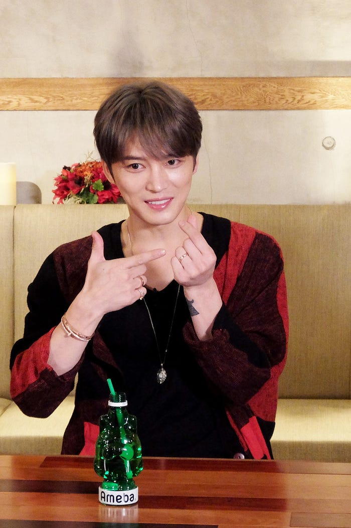 “今日好きポーズ”をするジェジュン。(提供写真)