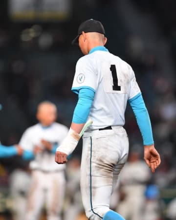 山梨学院の菰田は試合後に病院へ 「守る時は痛いが大丈夫」と気丈に話す 左手首を添え木で固定の痛々しい姿 一塁守備で打者走者と交錯し途中交代