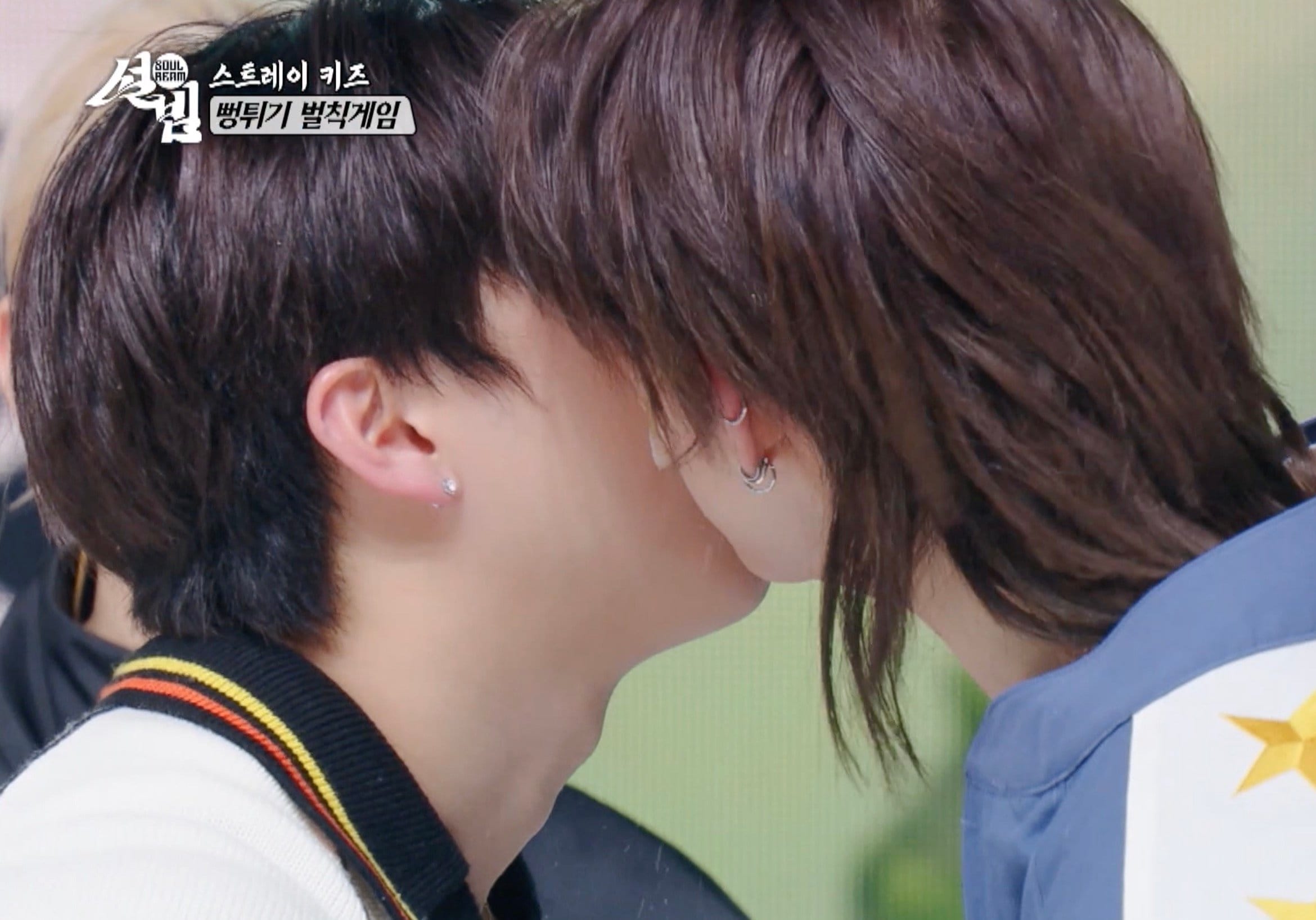 Stray Kidsチャンビン「唇に触れた」ヒョンジンと大接近しファン絶叫