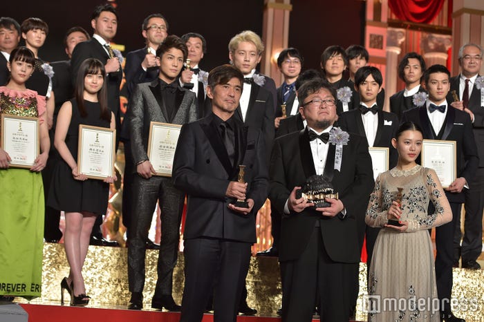 フォトセッション/前列:佐藤浩市、樋口真嗣監督、杉咲花、中列:高畑充希、橋本環奈、岩田剛典、坂口健太郎、佐久本宝、千葉雄大、真剣佑 (C)モデルプレス