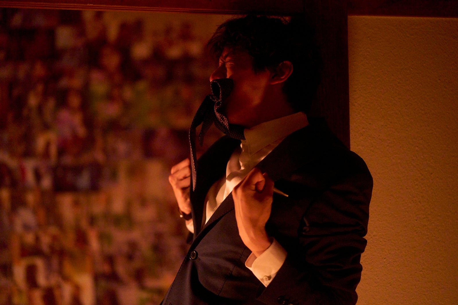 ネクタイをくわえるシーン／小関裕太「癒やしのお隣さんには秘密がある」第1話より（C）日本テレビ