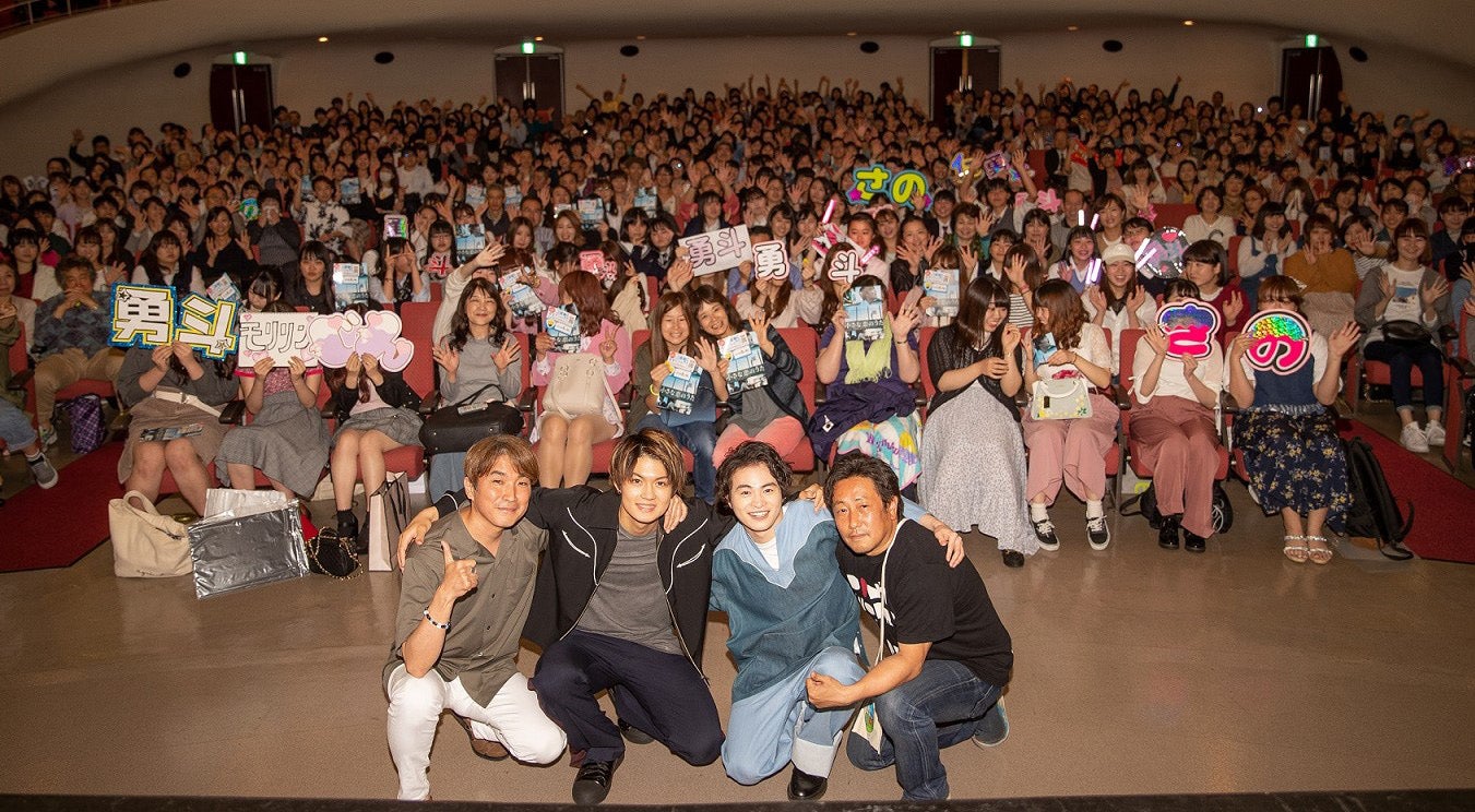 （左から）橋本光二郎監督、佐野勇斗、森永悠希、森井輝プロデューサー（提供写真）