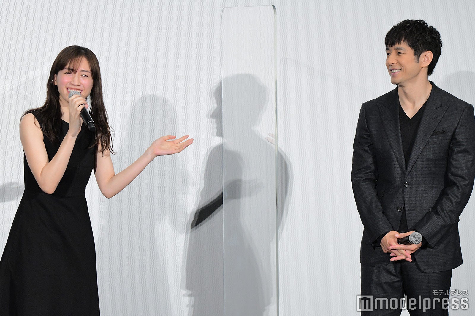 綾瀬はるか、西島秀俊 （C）モデルプレス