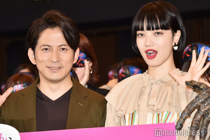 (左から)岡田准一、小松菜奈 (C)モデルプレス