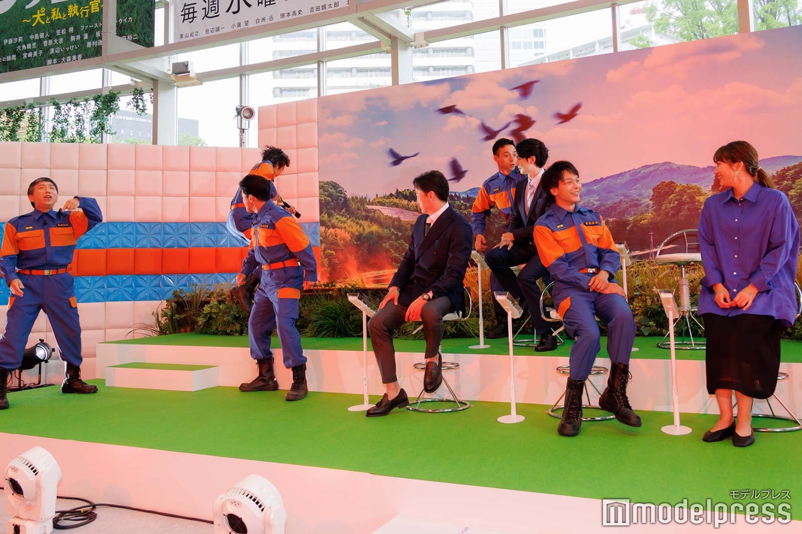 談笑中の中村倫也＆川口春奈（C）モデルプレス