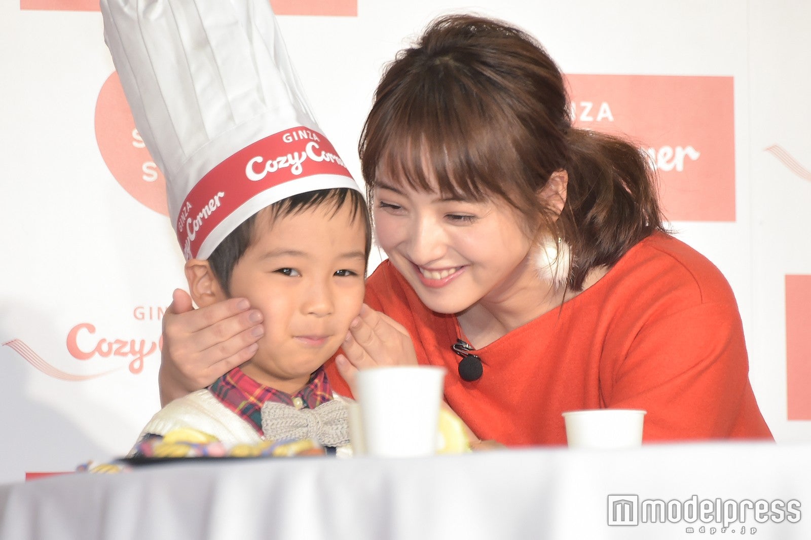 デレデレする佐々木希 （C）モデルプレス