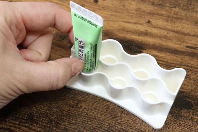 すきまにピッタリ　軟膏スタンド　使用方法