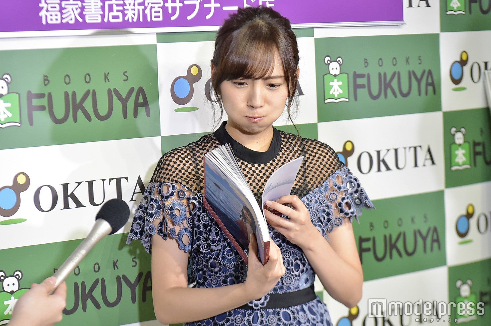 自己採点を聞かれて答えを考える新内眞衣（C）モデルプレス