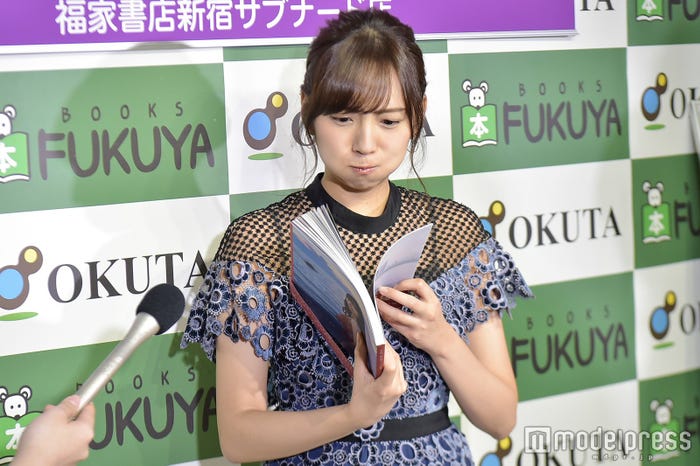 自己採点を聞かれて答えを考える新内眞衣(C)モデルプレス