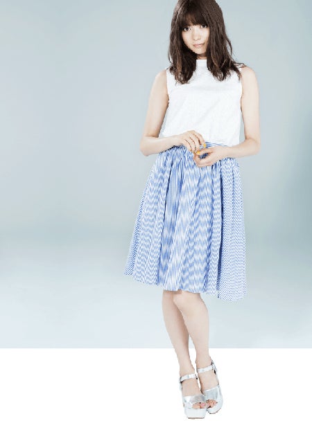 pullover／￥3,490、skirt／￥3,990、sandals／￥4,990（earth music＆ecology）（C）TOPLOG