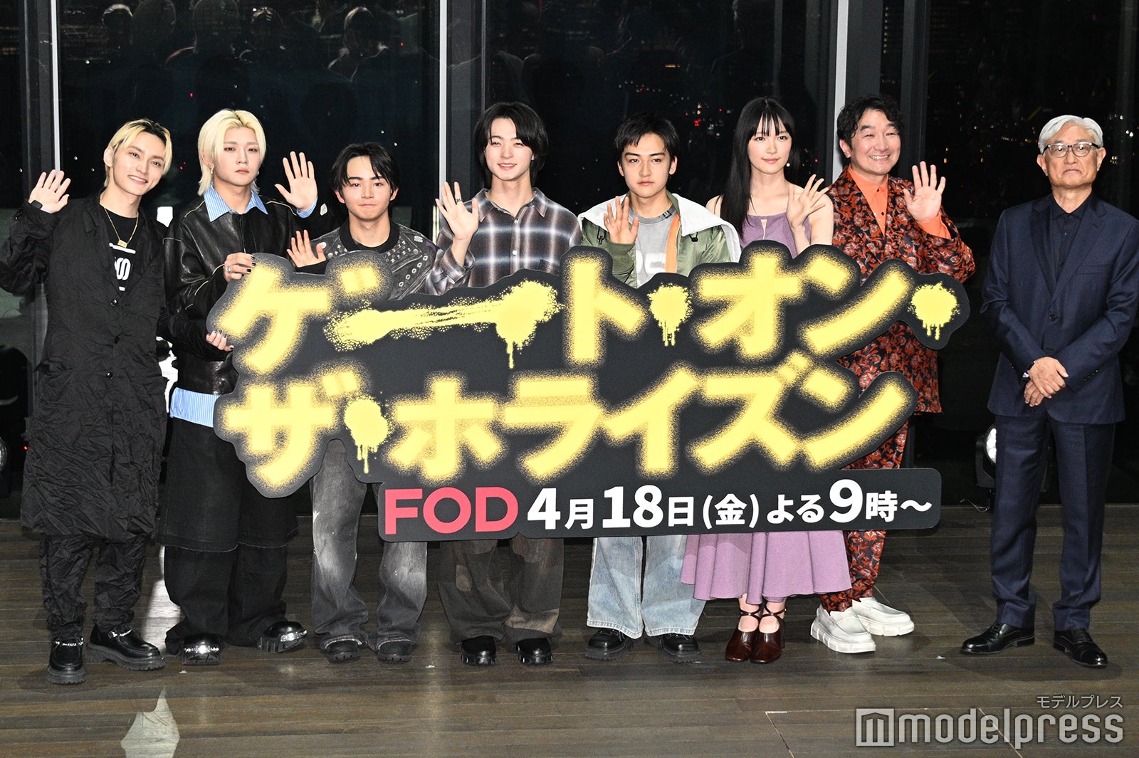 （左から）SKY-HI、edhiii boi、TAIKI、RUI、KANON、服部樹咲、池田鉄洋、堤幸彦監督（C）モデルプレス