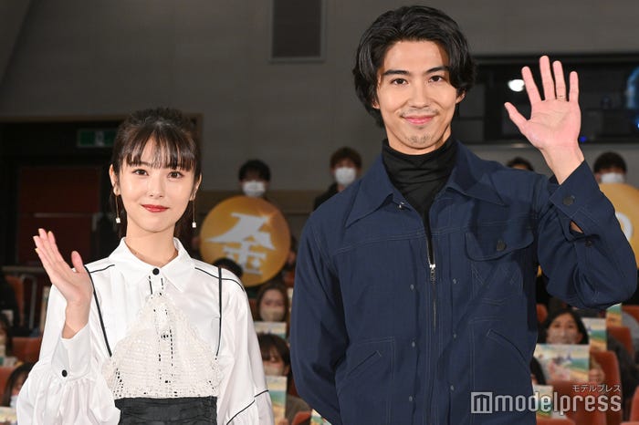 浜辺美波、賀来賢人 (C)モデルプレス