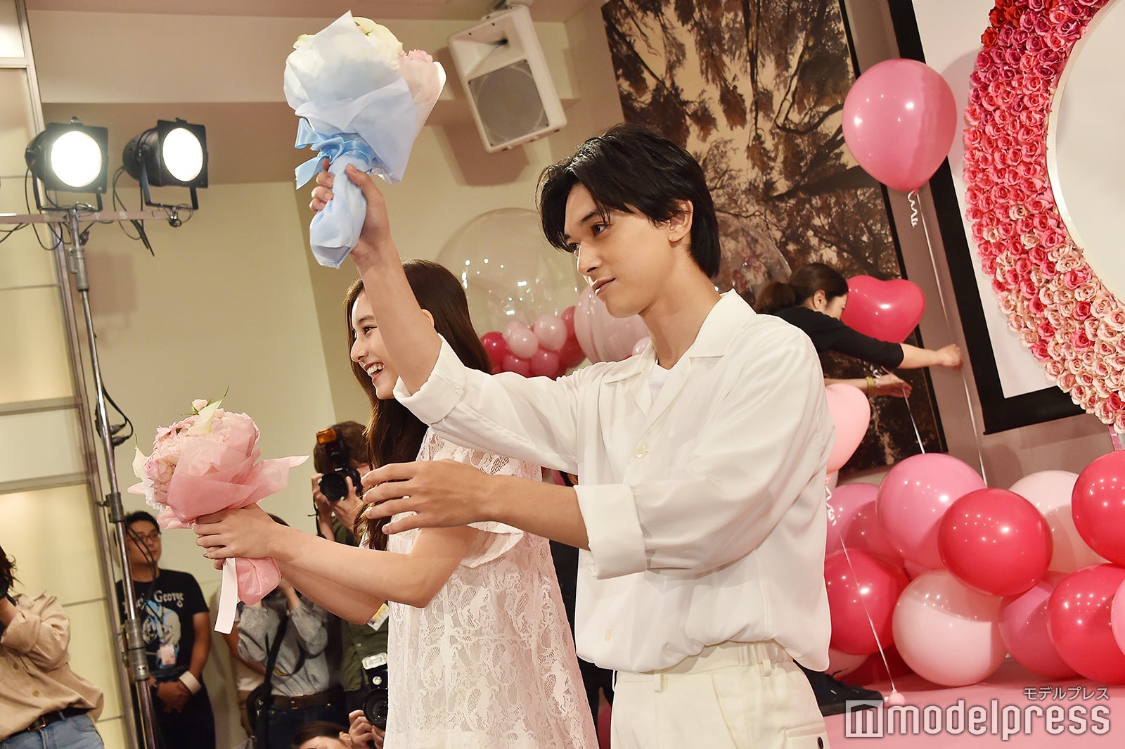 新木優子と吉沢亮、客席へブーケトス （C）モデルプレス