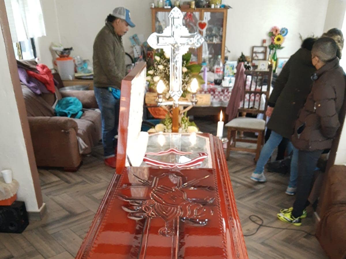 棺の上には墓に設置するための十字架がある